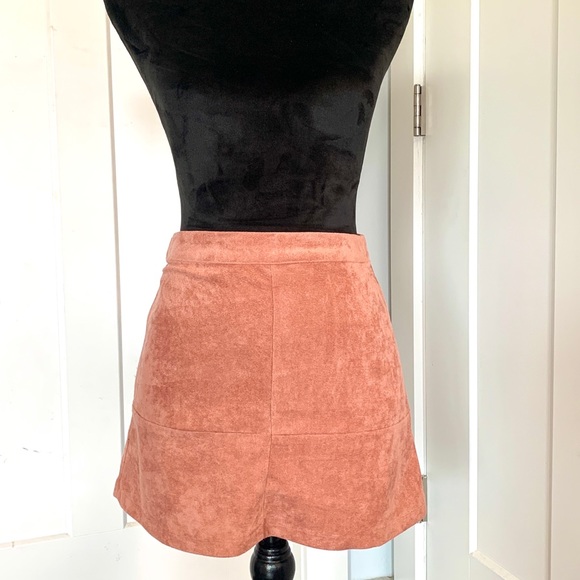 Lulu’s suede skirt - Picture 3 of 8
